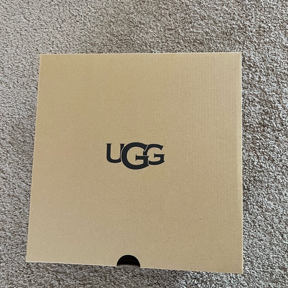 Brand new Ugg Fluffita - Picture 6 of 6